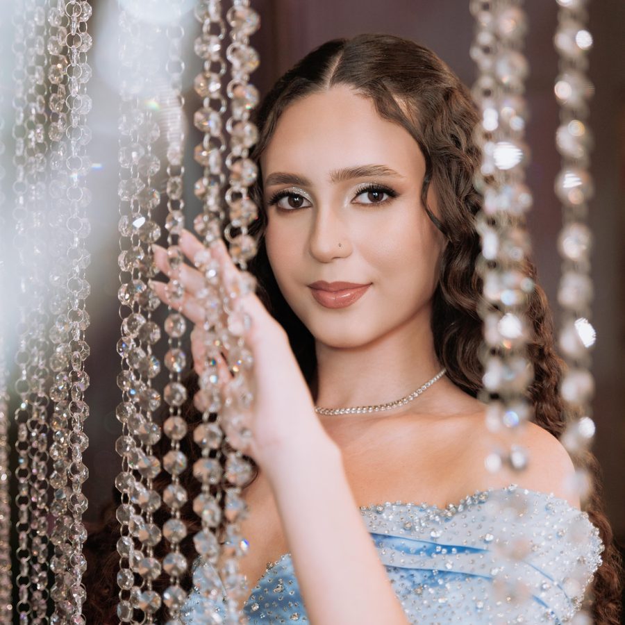Debutante junto às cortinas de cristal